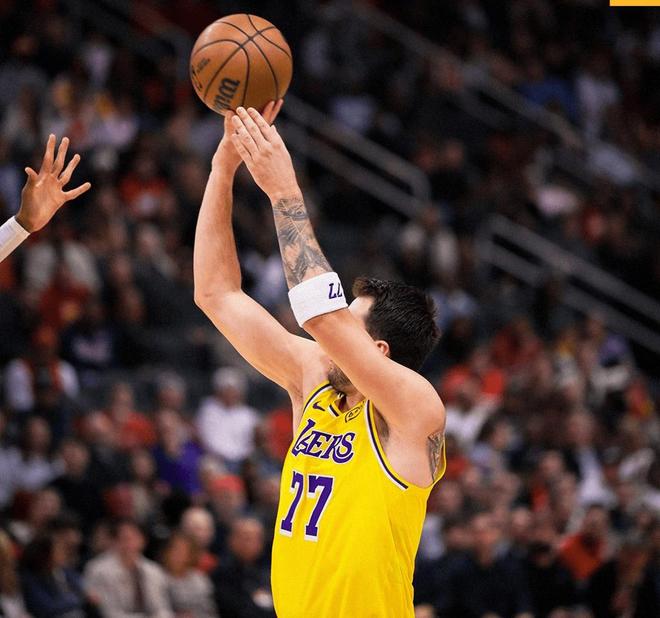 湖人险胜火箭豪取6连胜