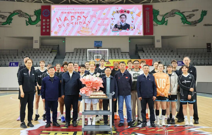 江苏南钢女篮全力备战WCBA半决赛 领导助威生日惊