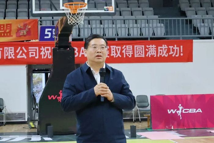 江苏南钢女篮全力备战WCBA半决赛 领导助威生日惊