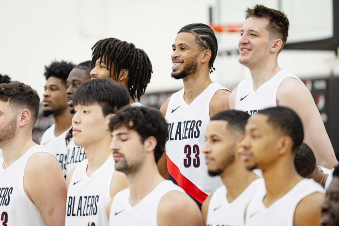 开拓者全家福曝光：克林根居中 杨瀚森伴侧 利拉