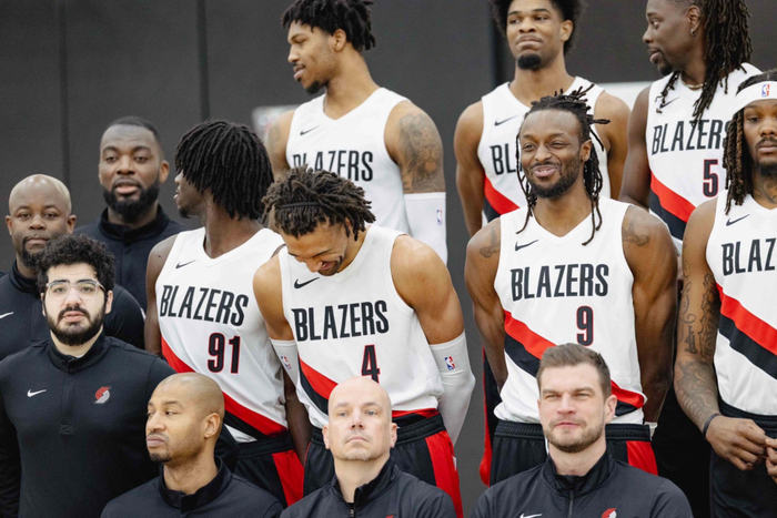 开拓者全家福曝光：克林根居中 杨瀚森伴侧 利拉