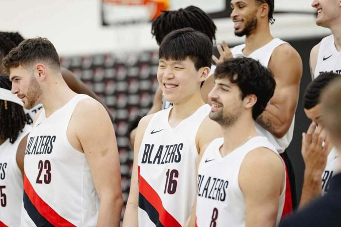 开拓者全家福曝光：克林根居中 杨瀚森伴侧 利拉