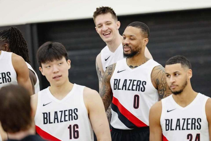 开拓者全家福曝光：克林根居中 杨瀚森伴侧 利拉