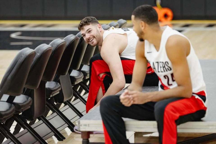 开拓者全家福曝光：克林根居中 杨瀚森伴侧 利拉