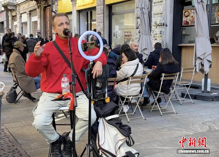 米兰冬奥邂逅中国年 艾力克用歌声连接东西方