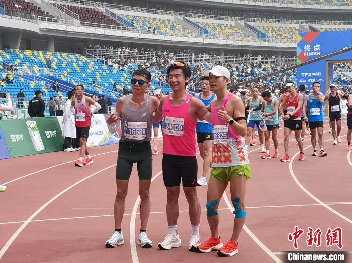 西安马拉松赛融合文化元素 3.5万名跑者共赴盛会