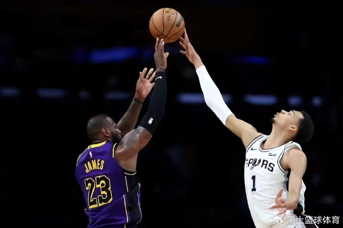 贾登·艾维被裁引热议 波